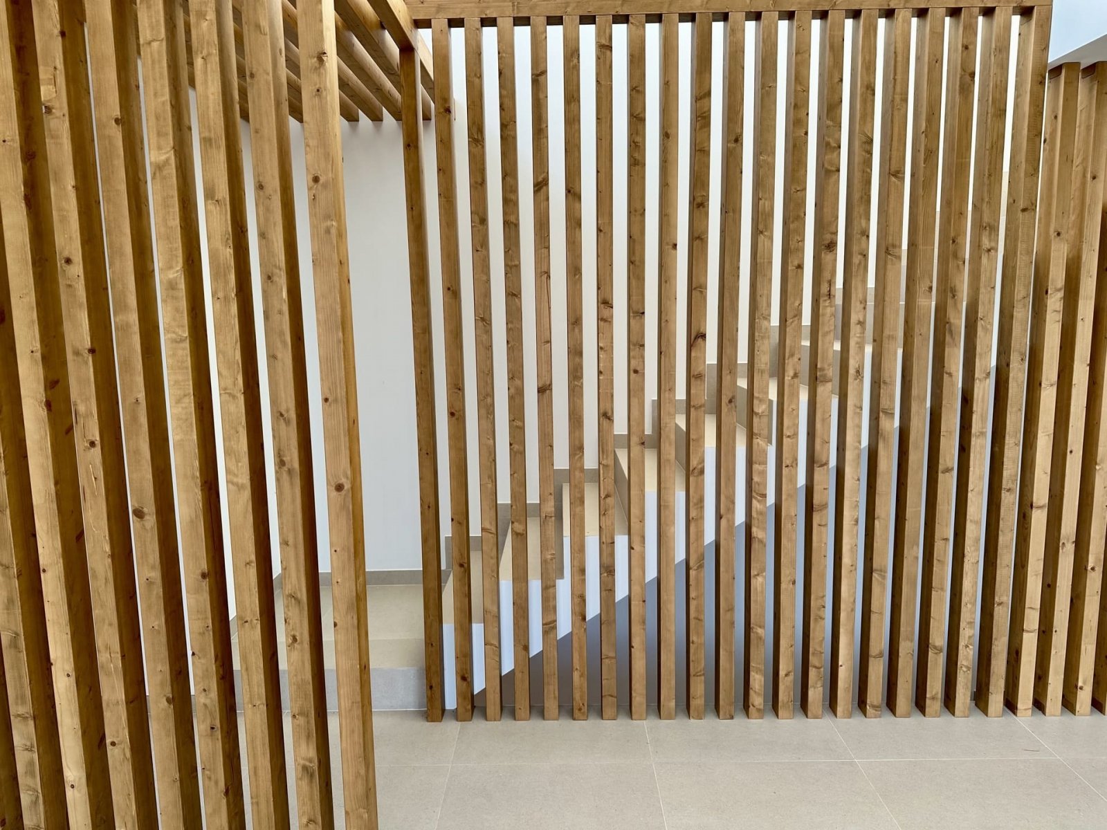 Diese exklusive Sammlung unabhängiger Häuser befindet sich in der charmanten Stadt Finestrat und bietet eine privilegierte Umgebung mit Meerblick. Di