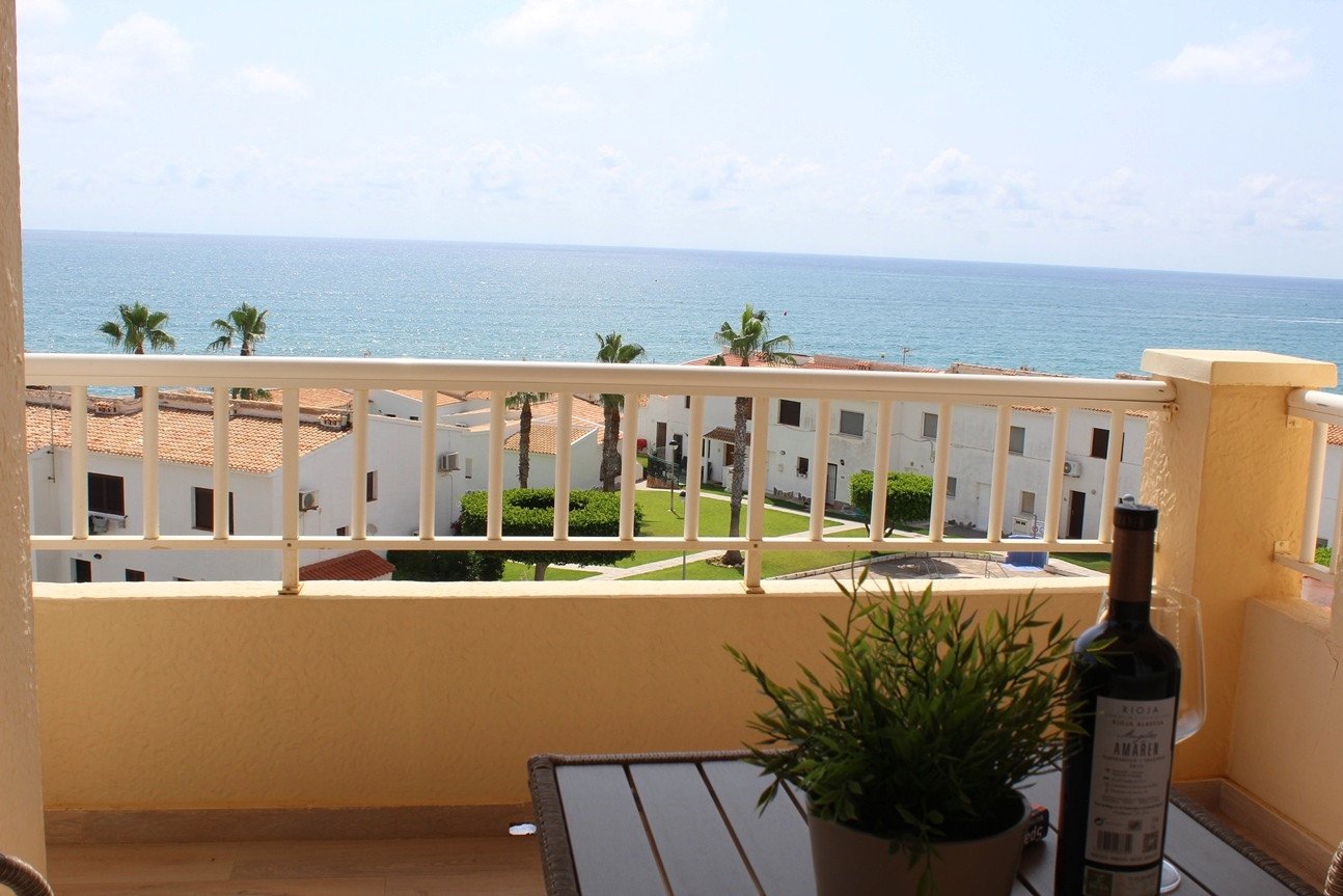 WOW!! Spektakuläre Penthouse-Wohnung direkt am Meer mit herrlichem Meerblick in Playa Flamenca Beach! Dieses 1-Schlafzimmer (ursprünglich 2 Schlafzi