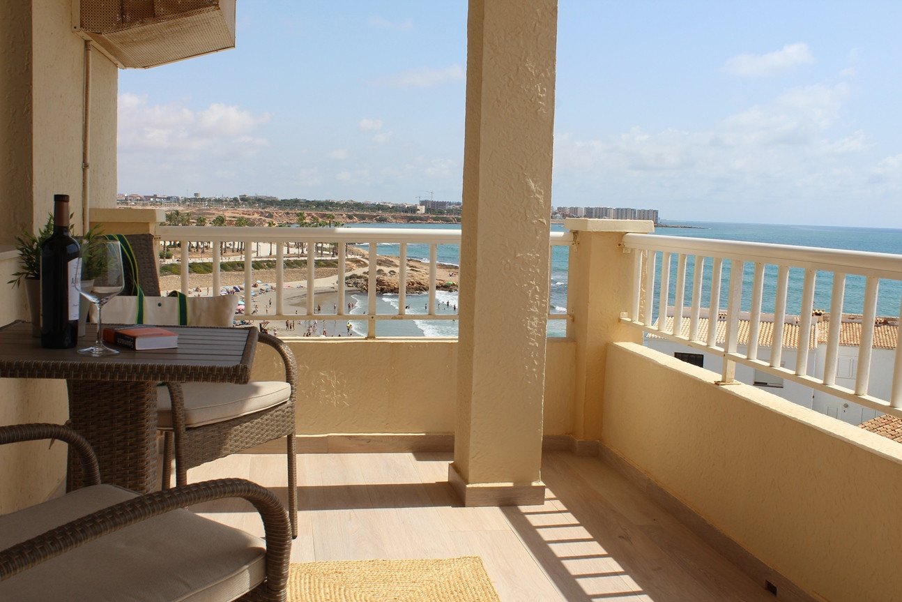 WOW!! Spektakuläre Penthouse-Wohnung direkt am Meer mit herrlichem Meerblick in Playa Flamenca Beach! Dieses 1-Schlafzimmer (ursprünglich 2 Schlafzi