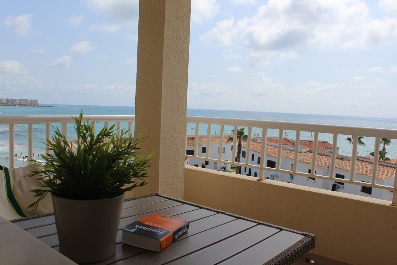 WOW!! Spektakuläre Penthouse-Wohnung direkt am Meer mit herrlichem Meerblick in Playa Flamenca Beach! Dieses 1-Schlafzimmer (ursprünglich 2 Schlafzi