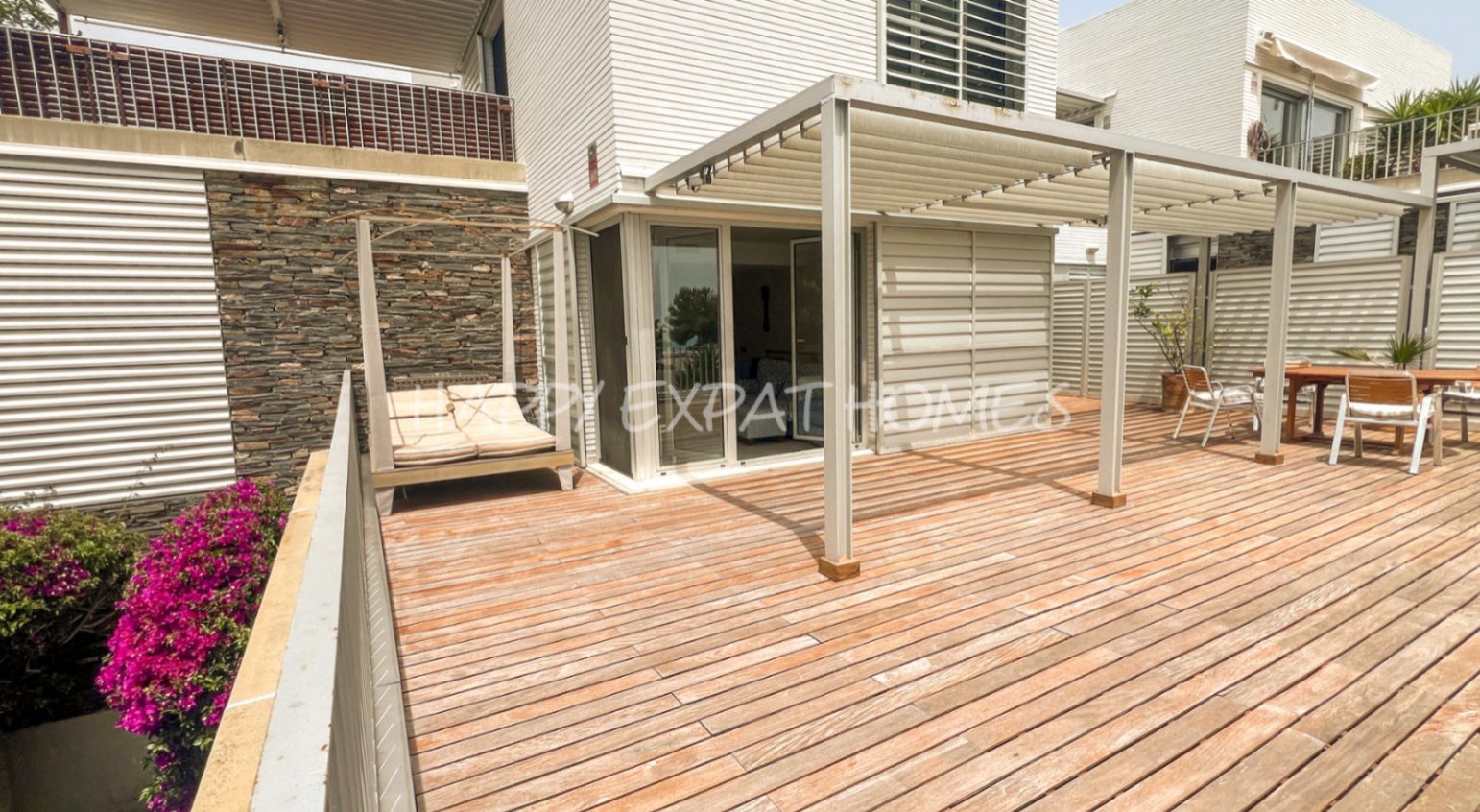 Wir lieben die Urbanisation Casas del Mar und diese Maisonette mit fünf Schlafzimmern und ihrer wunderschönen Terrasse wird Ihnen das Herz stehlen.