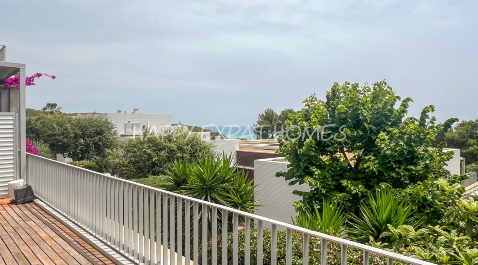 Wir lieben die Urbanisation Casas del Mar und diese Maisonette mit fünf Schlafzimmern und ihrer wunderschönen Terrasse wird Ihnen das Herz stehlen.