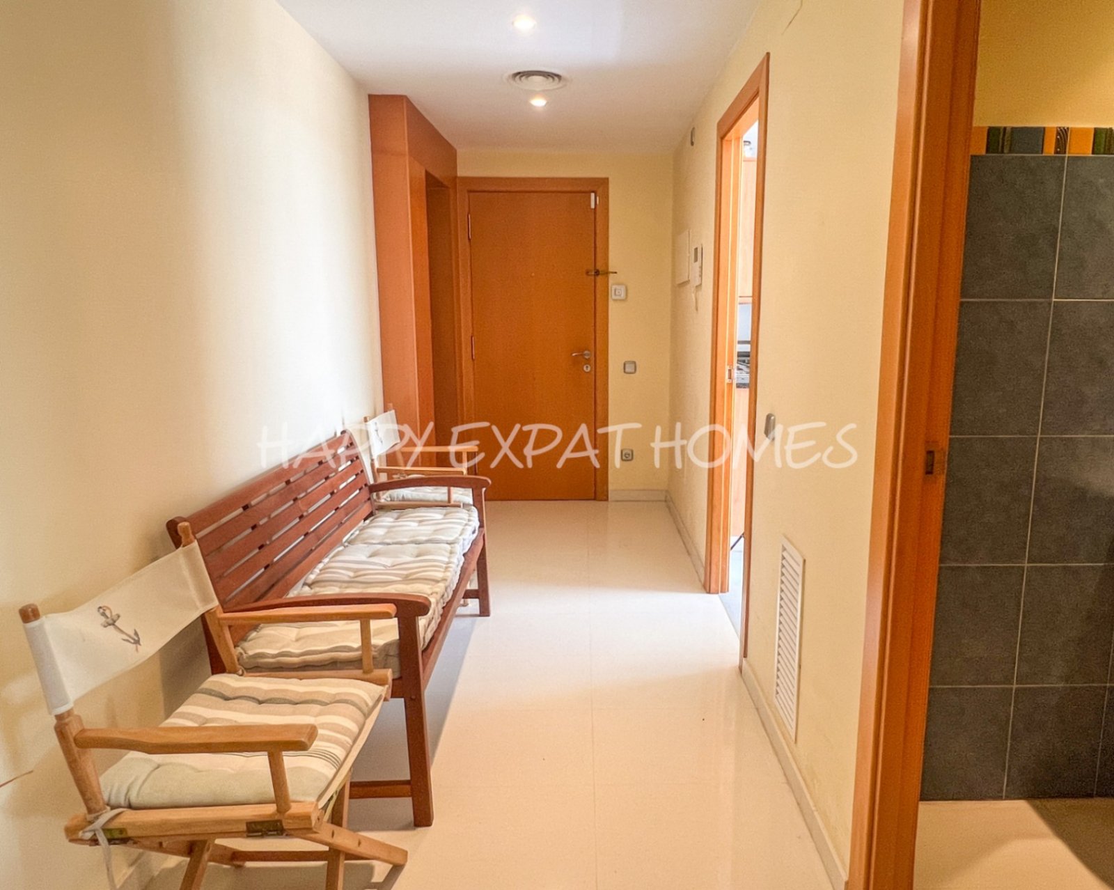 Wir lieben die Urbanisation Casas del Mar und diese Maisonette mit fünf Schlafzimmern und ihrer wunderschönen Terrasse wird Ihnen das Herz stehlen.