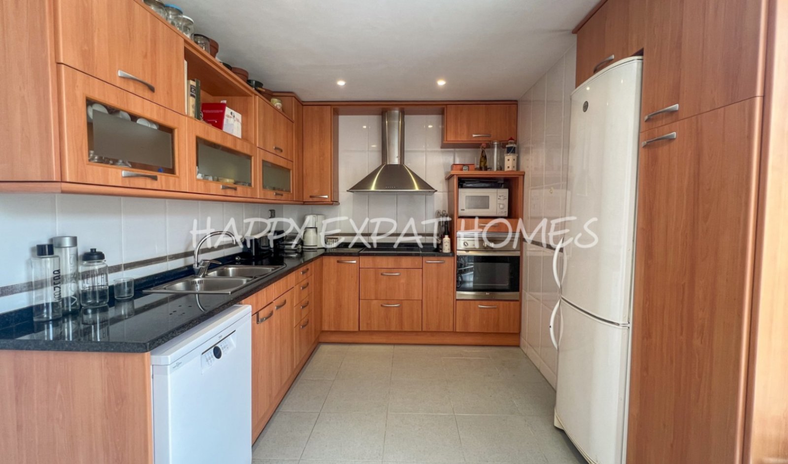 Wir lieben die Urbanisation Casas del Mar und diese Maisonette mit fünf Schlafzimmern und ihrer wunderschönen Terrasse wird Ihnen das Herz stehlen.