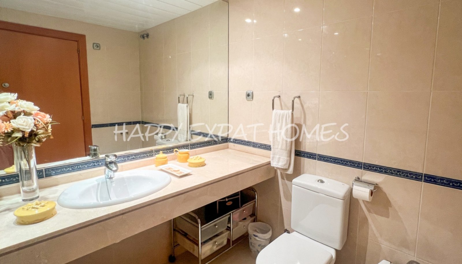 Wir lieben die Urbanisation Casas del Mar und diese Maisonette mit fünf Schlafzimmern und ihrer wunderschönen Terrasse wird Ihnen das Herz stehlen.