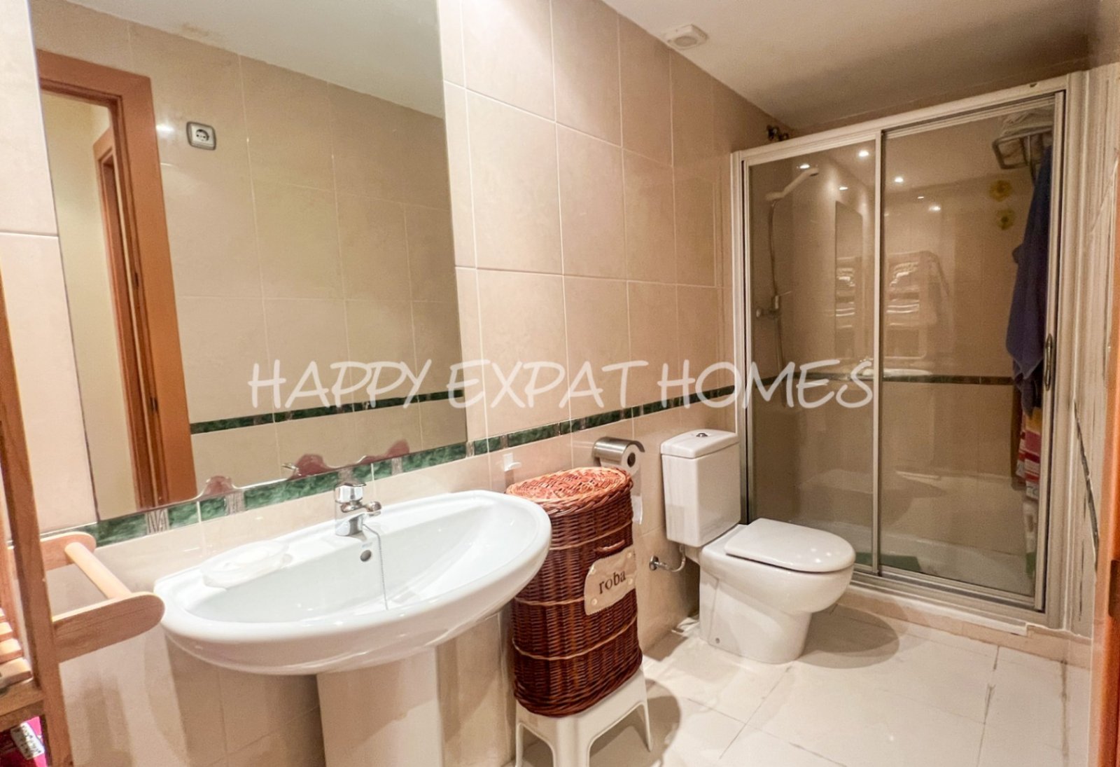 Wir lieben die Urbanisation Casas del Mar und diese Maisonette mit fünf Schlafzimmern und ihrer wunderschönen Terrasse wird Ihnen das Herz stehlen.