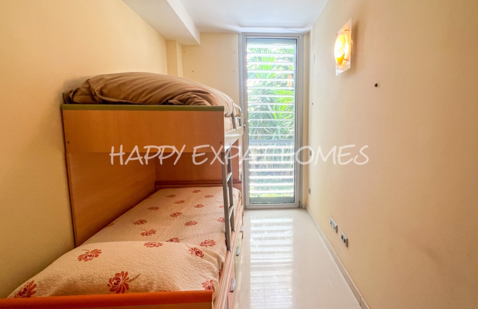 Wir lieben die Urbanisation Casas del Mar und diese Maisonette mit fünf Schlafzimmern und ihrer wunderschönen Terrasse wird Ihnen das Herz stehlen.