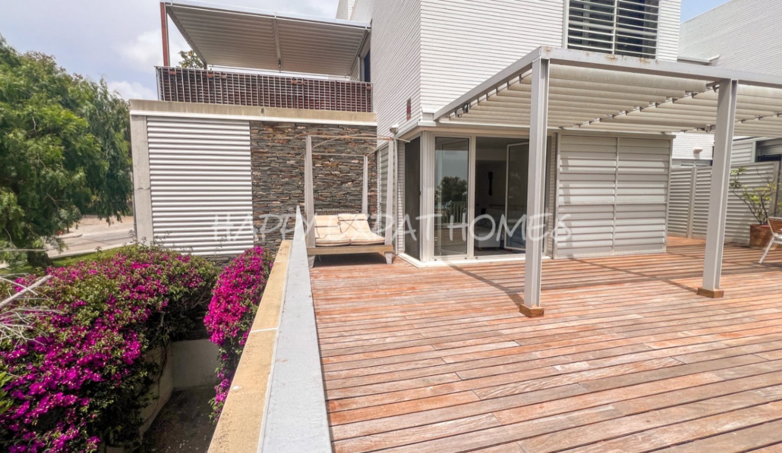 Wir lieben die Urbanisation Casas del Mar und diese Maisonette mit fünf Schlafzimmern und ihrer wunderschönen Terrasse wird Ihnen das Herz stehlen.