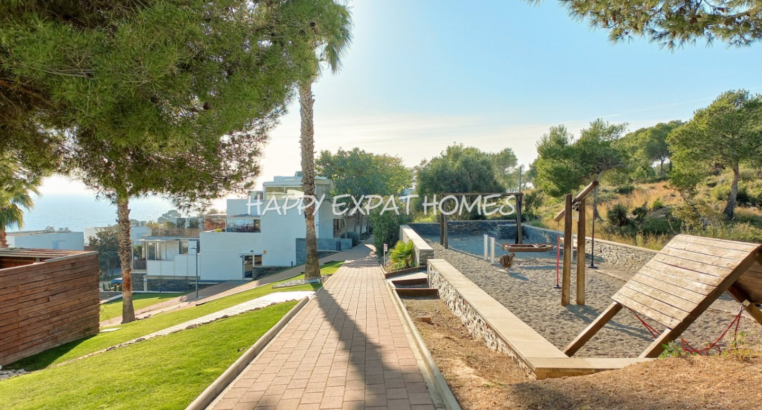 Wir lieben die Urbanisation Casas del Mar und diese Maisonette mit fünf Schlafzimmern und ihrer wunderschönen Terrasse wird Ihnen das Herz stehlen.