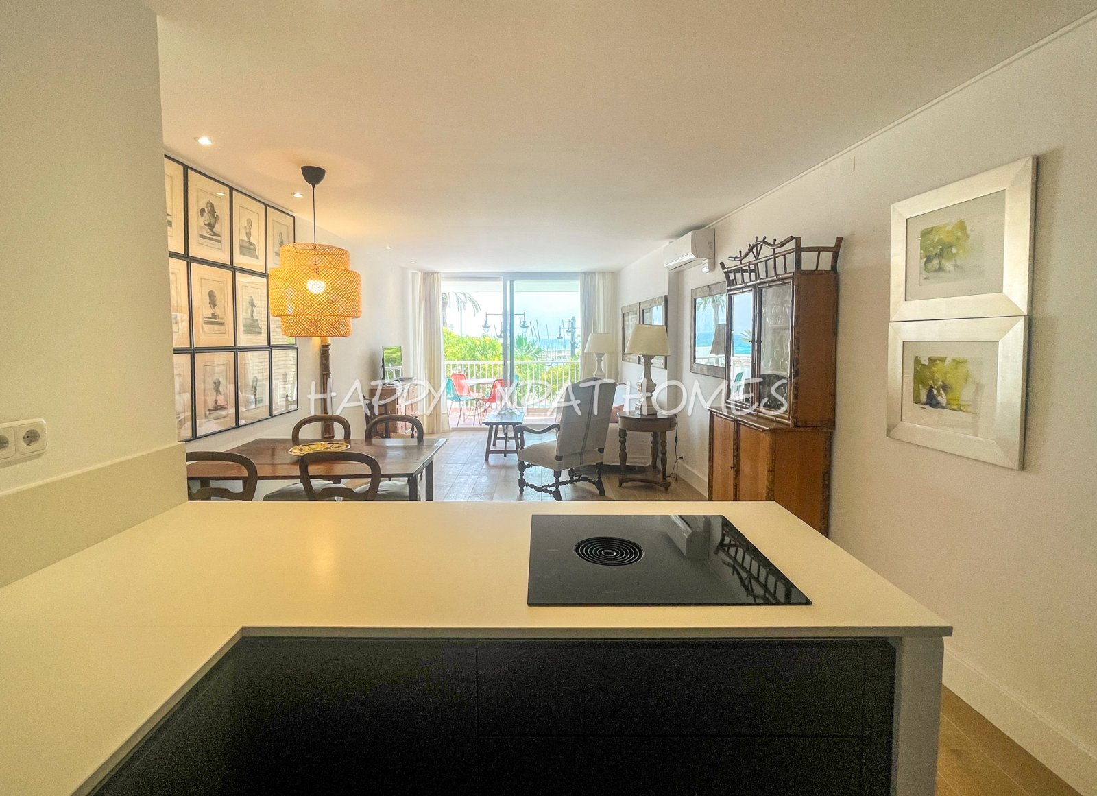 Fantastische Wohnung im Herzen von Sitges mit den besten Meerblicken.
Vom Balkon aus kann man buchstäblich die Wellen des Meeres und die Glocken der s