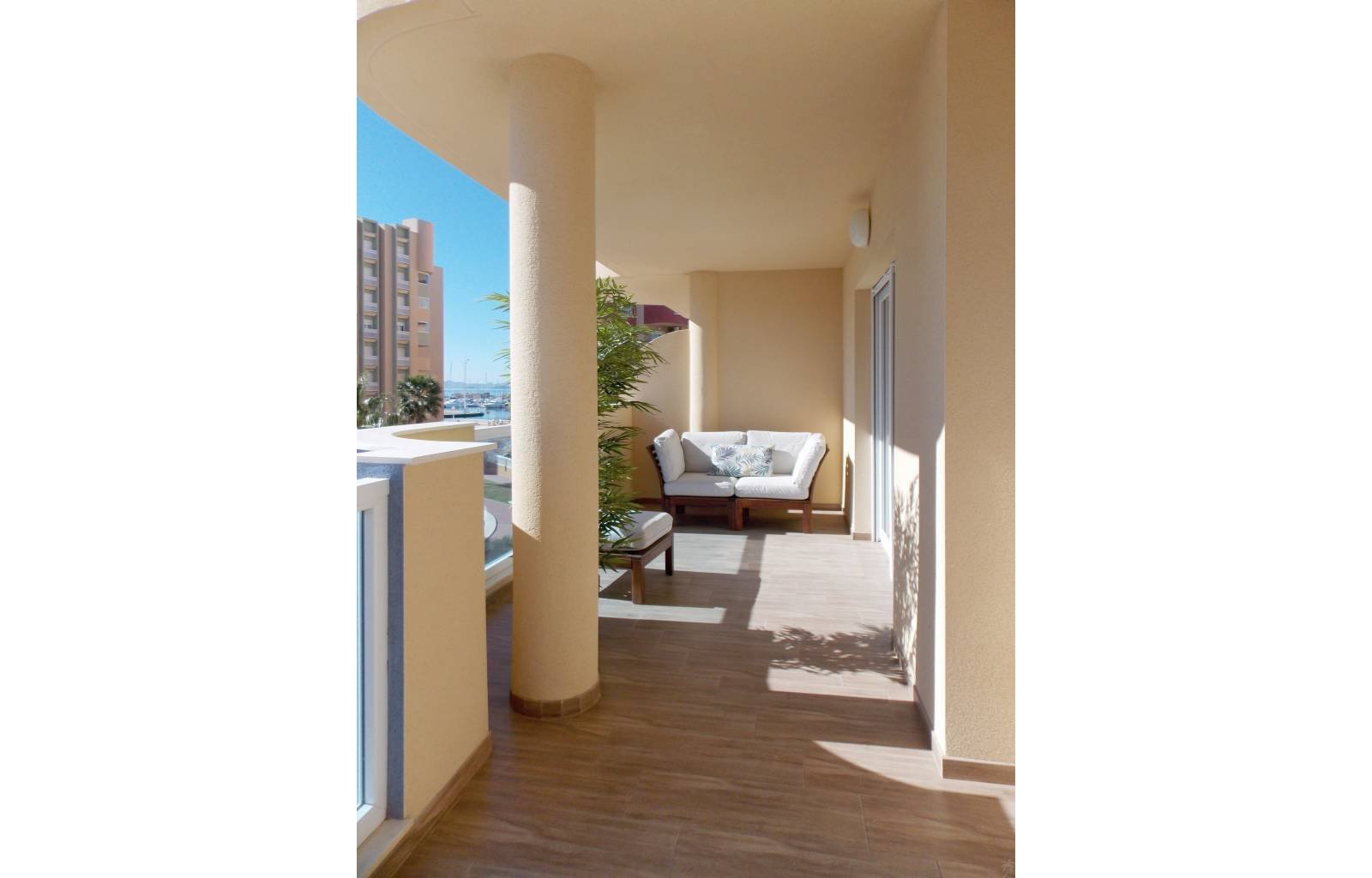 Dieses wunderschöne Projekt ist Teil von 4 verschiedenen Modellen von Apartments in erster Meereslinie in der Nähe von Puerto Deportivo Tomas Maestre