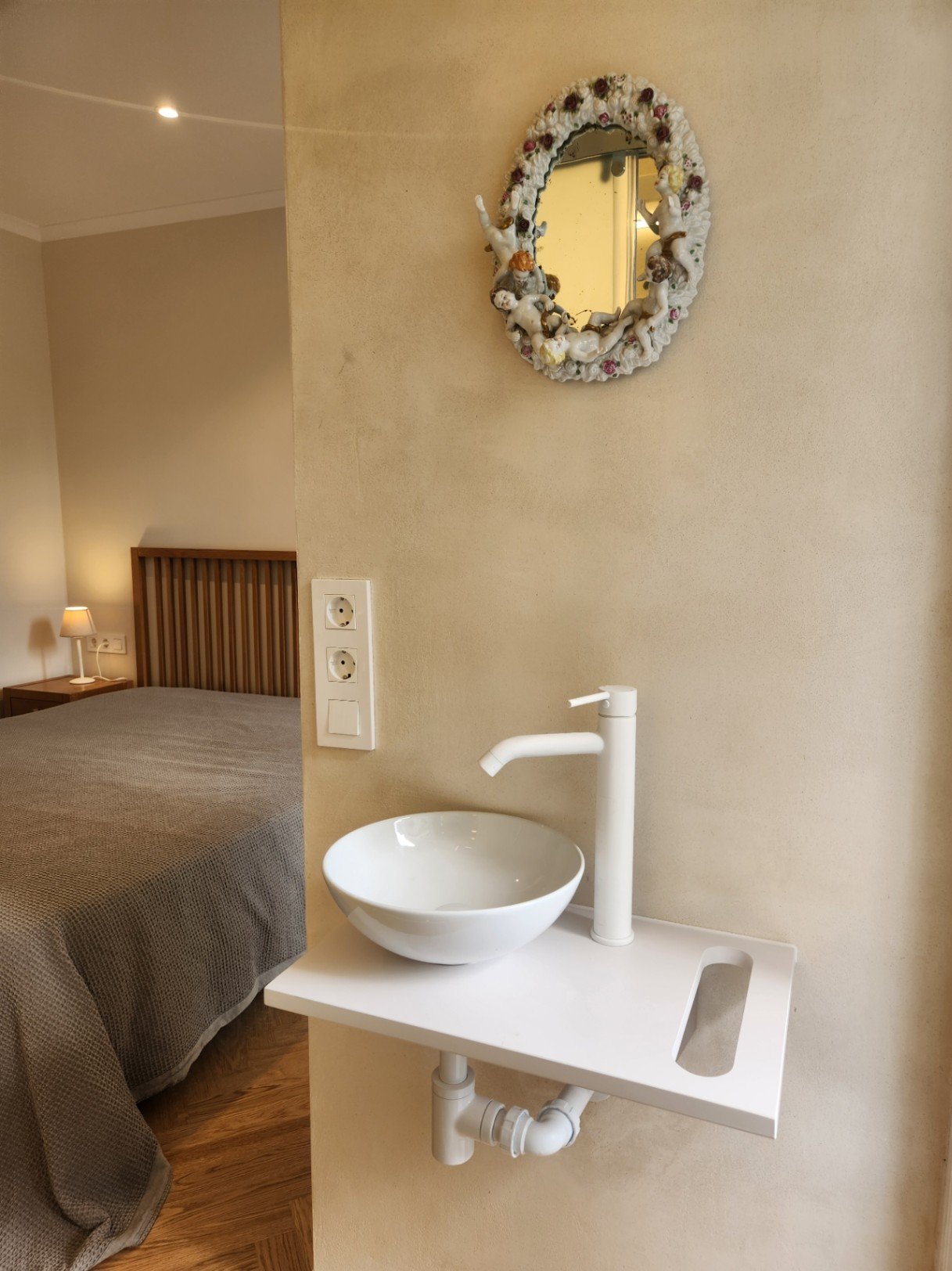 Diese Eckwohnung ist lichtdurchflutet und mit Eichenparkett, Fußbodenheizung sowie hochwertigen Schall- und Wärmeisolierungen ausgestattet. Große dopp