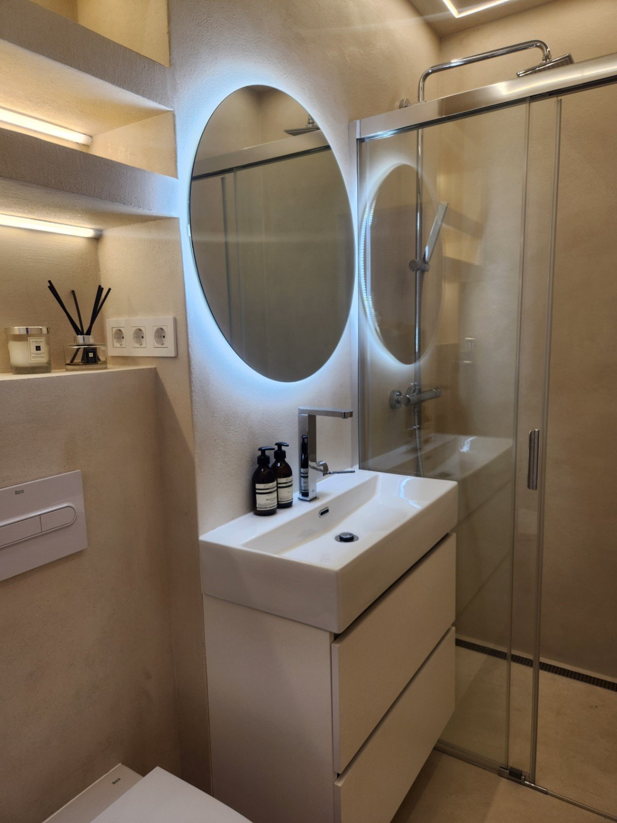 Diese Eckwohnung ist lichtdurchflutet und mit Eichenparkett, Fußbodenheizung sowie hochwertigen Schall- und Wärmeisolierungen ausgestattet. Große dopp