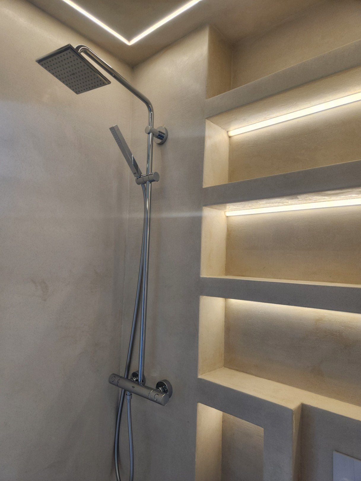 Diese Eckwohnung ist lichtdurchflutet und mit Eichenparkett, Fußbodenheizung sowie hochwertigen Schall- und Wärmeisolierungen ausgestattet. Große dopp