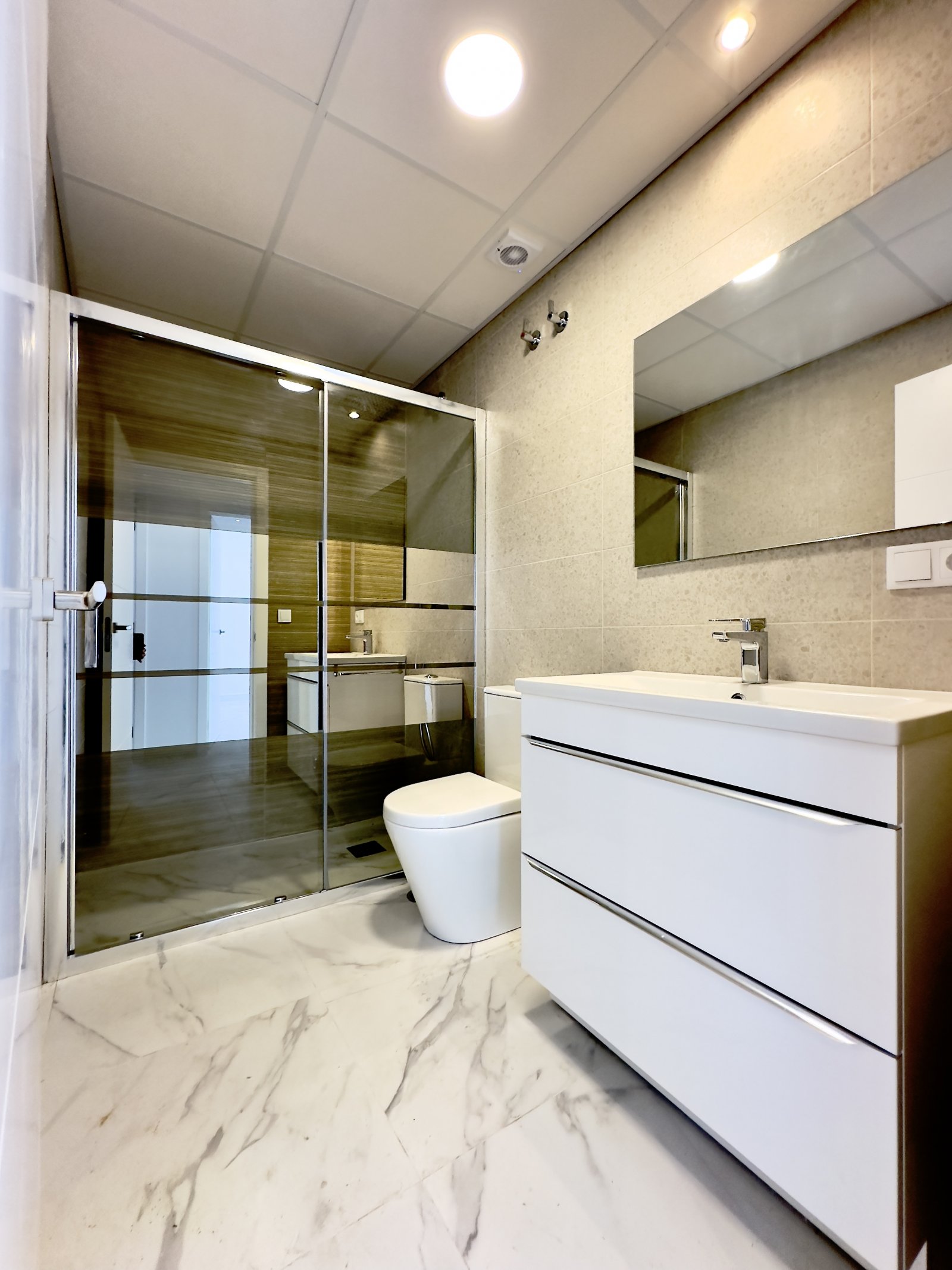 Diese Apartments in der charmanten Stadt Ciudad Quesada bieten eine perfekte Kombination aus Komfort und Stil. Mit nur zwei verfügbaren Einheiten ist