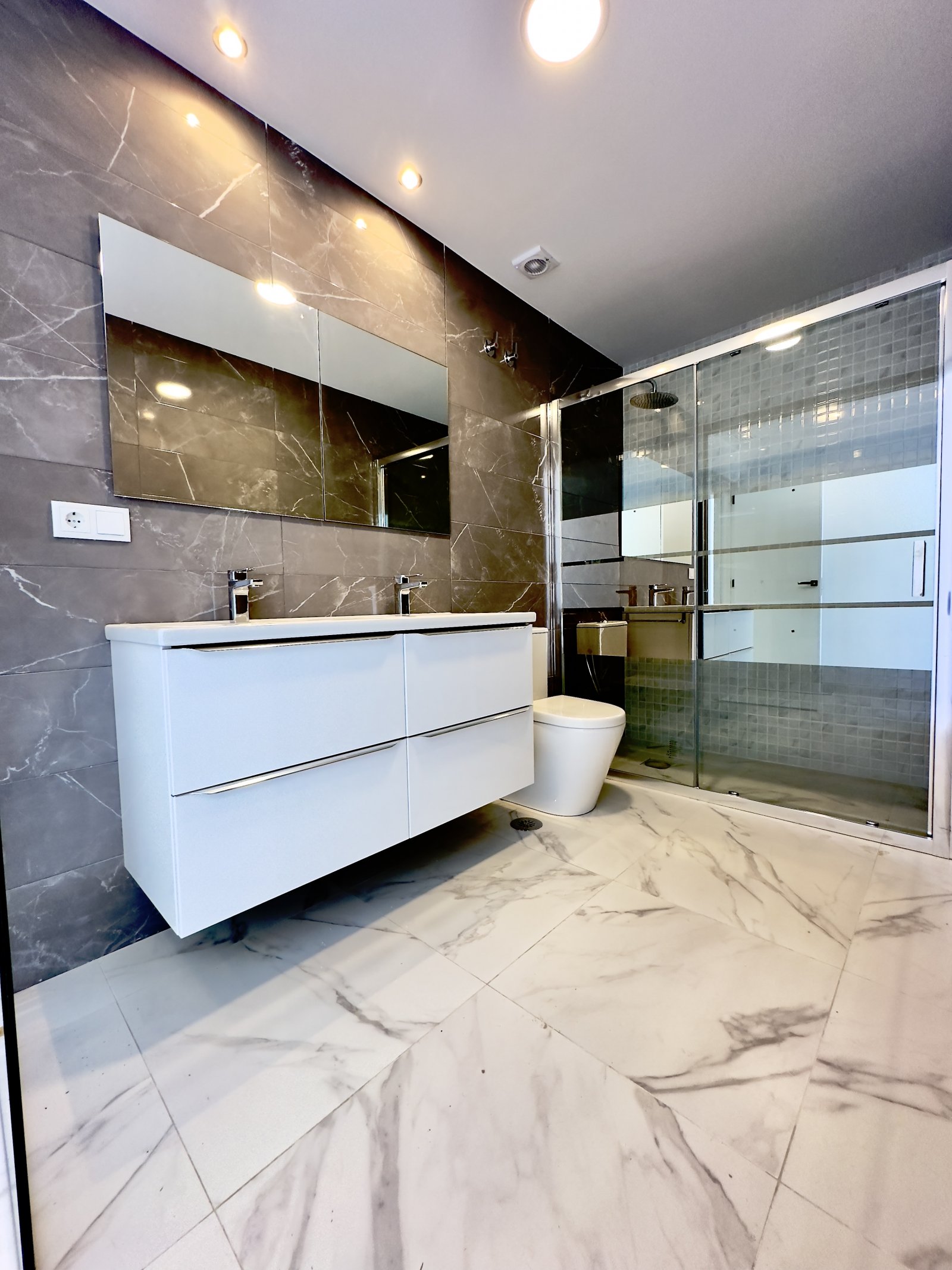 Diese Apartments in der charmanten Stadt Ciudad Quesada bieten eine perfekte Kombination aus Komfort und Stil. Mit nur zwei verfügbaren Einheiten ist