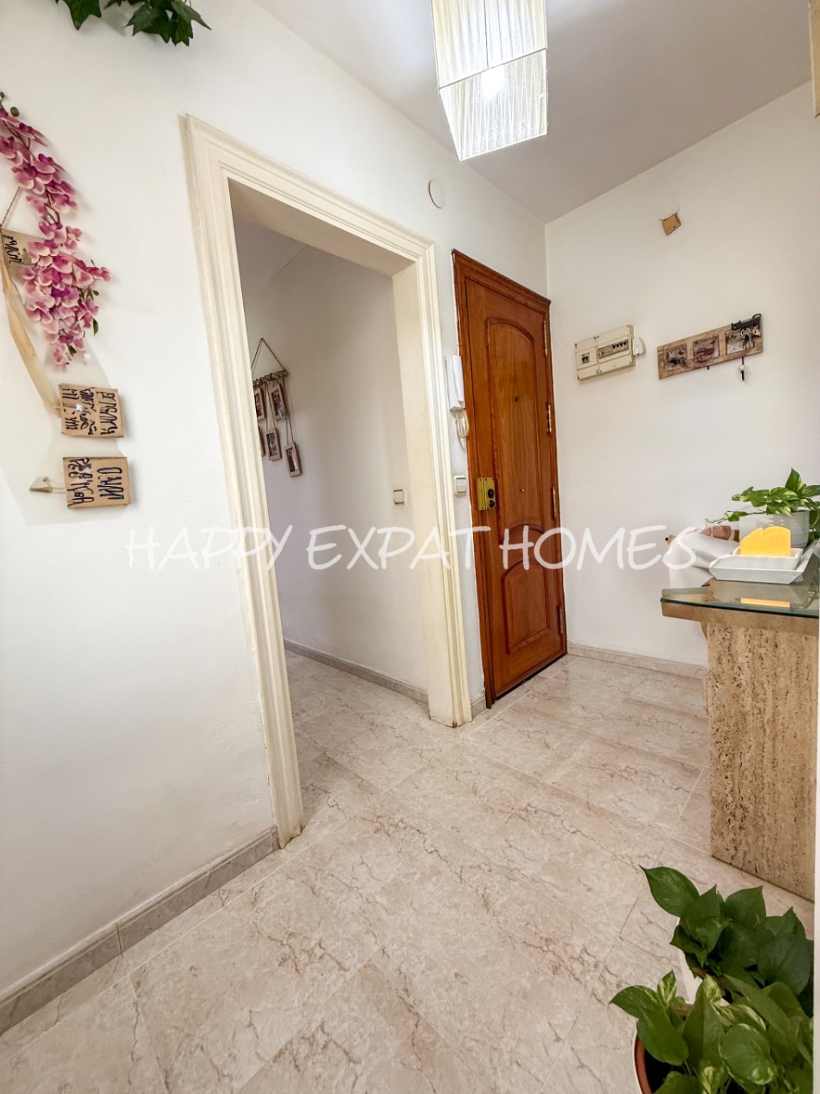 Entdecken Sie diese vielseitige Wohnung im Viertel Pueblo Seco in Sitges.
Das Anwesen bietet viel Potenzial, mit drei Schlafzimmern, einem lichtdu