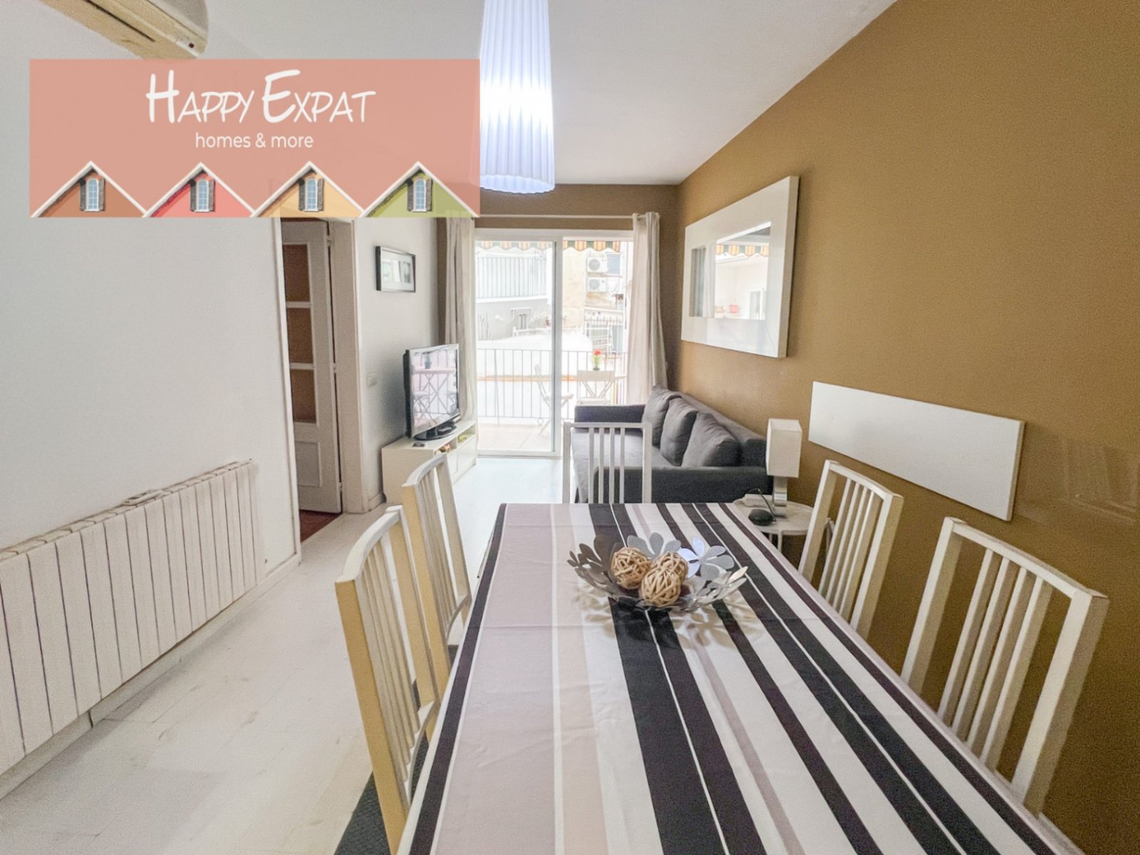 WOHNUNG IM ZENTRUM VON SITGES MIT TOURISTISCHER LIZENZ — Diese helle und geräumige Wohnung mit 105 m² liegt perfekt in einer der begehrtesten Gegenden