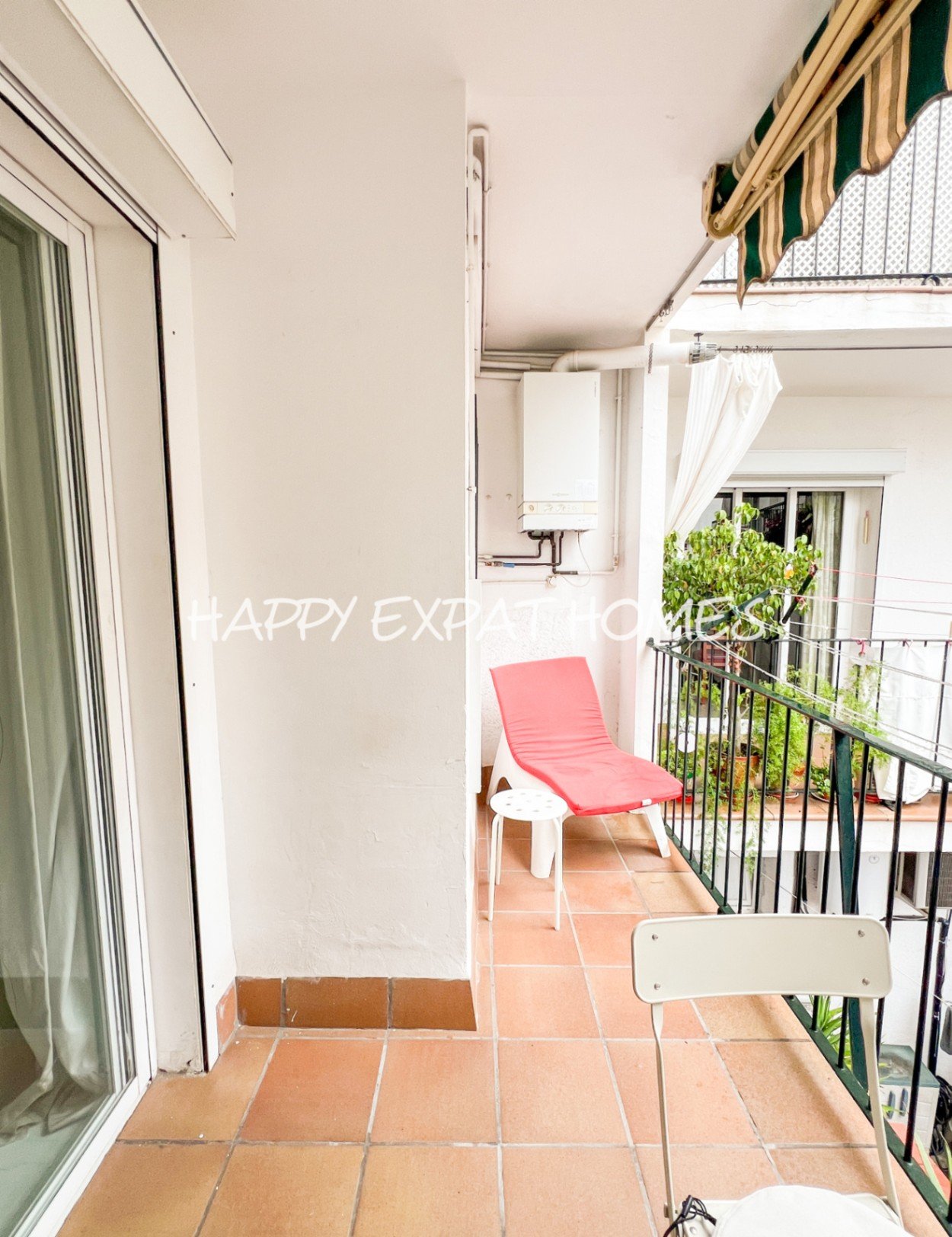 WOHNUNG IM ZENTRUM VON SITGES MIT TOURISTISCHER LIZENZ — Diese helle und geräumige Wohnung mit 105 m² liegt perfekt in einer der begehrtesten Gegenden