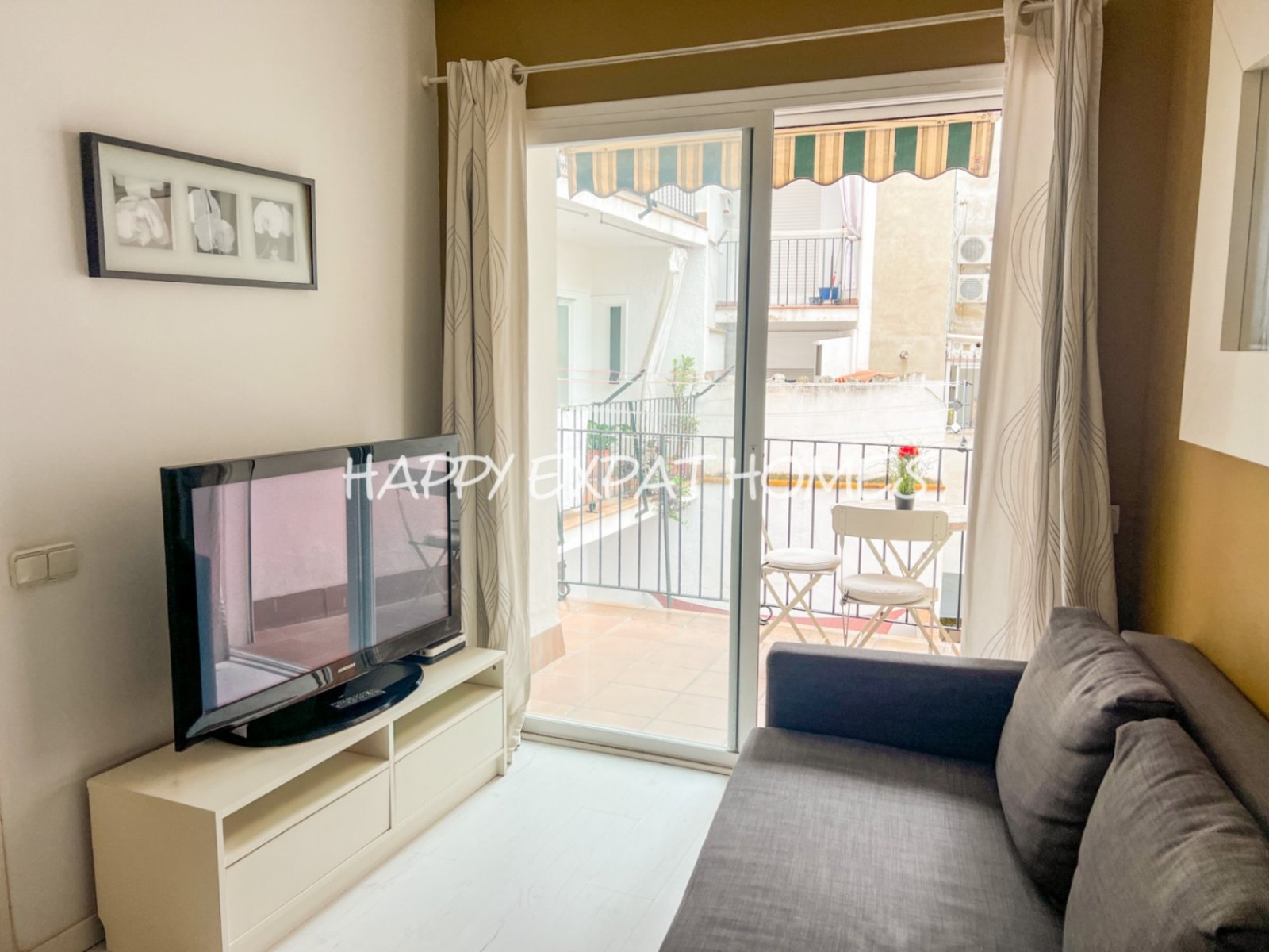 WOHNUNG IM ZENTRUM VON SITGES MIT TOURISTISCHER LIZENZ — Diese helle und geräumige Wohnung mit 105 m² liegt perfekt in einer der begehrtesten Gegenden