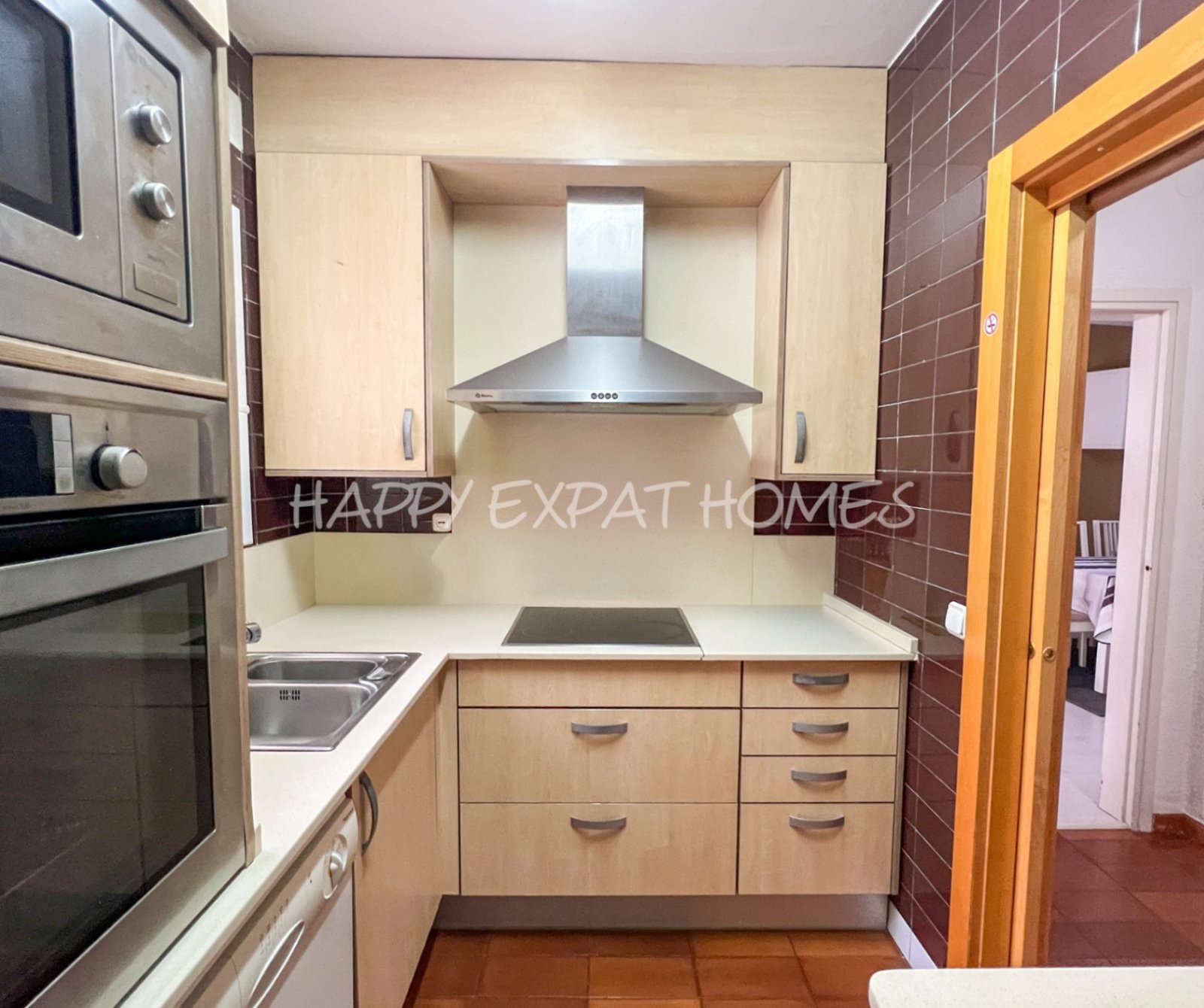 WOHNUNG IM ZENTRUM VON SITGES MIT TOURISTISCHER LIZENZ — Diese helle und geräumige Wohnung mit 105 m² liegt perfekt in einer der begehrtesten Gegenden