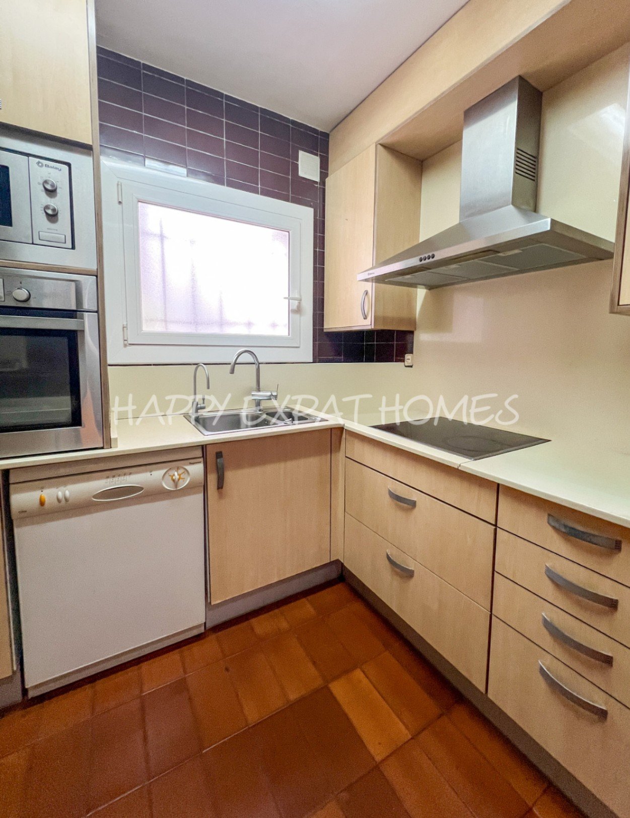 WOHNUNG IM ZENTRUM VON SITGES MIT TOURISTISCHER LIZENZ — Diese helle und geräumige Wohnung mit 105 m² liegt perfekt in einer der begehrtesten Gegenden