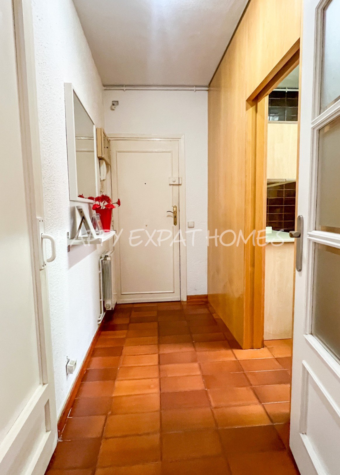 WOHNUNG IM ZENTRUM VON SITGES MIT TOURISTISCHER LIZENZ — Diese helle und geräumige Wohnung mit 105 m² liegt perfekt in einer der begehrtesten Gegenden