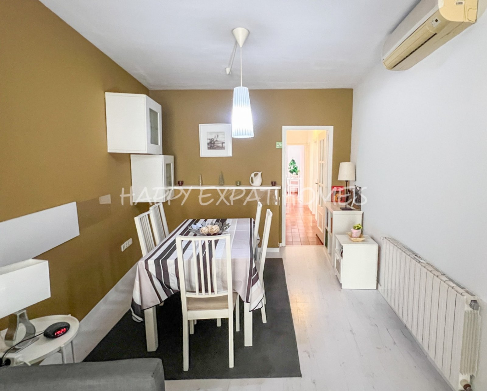 WOHNUNG IM ZENTRUM VON SITGES MIT TOURISTISCHER LIZENZ — Diese helle und geräumige Wohnung mit 105 m² liegt perfekt in einer der begehrtesten Gegenden