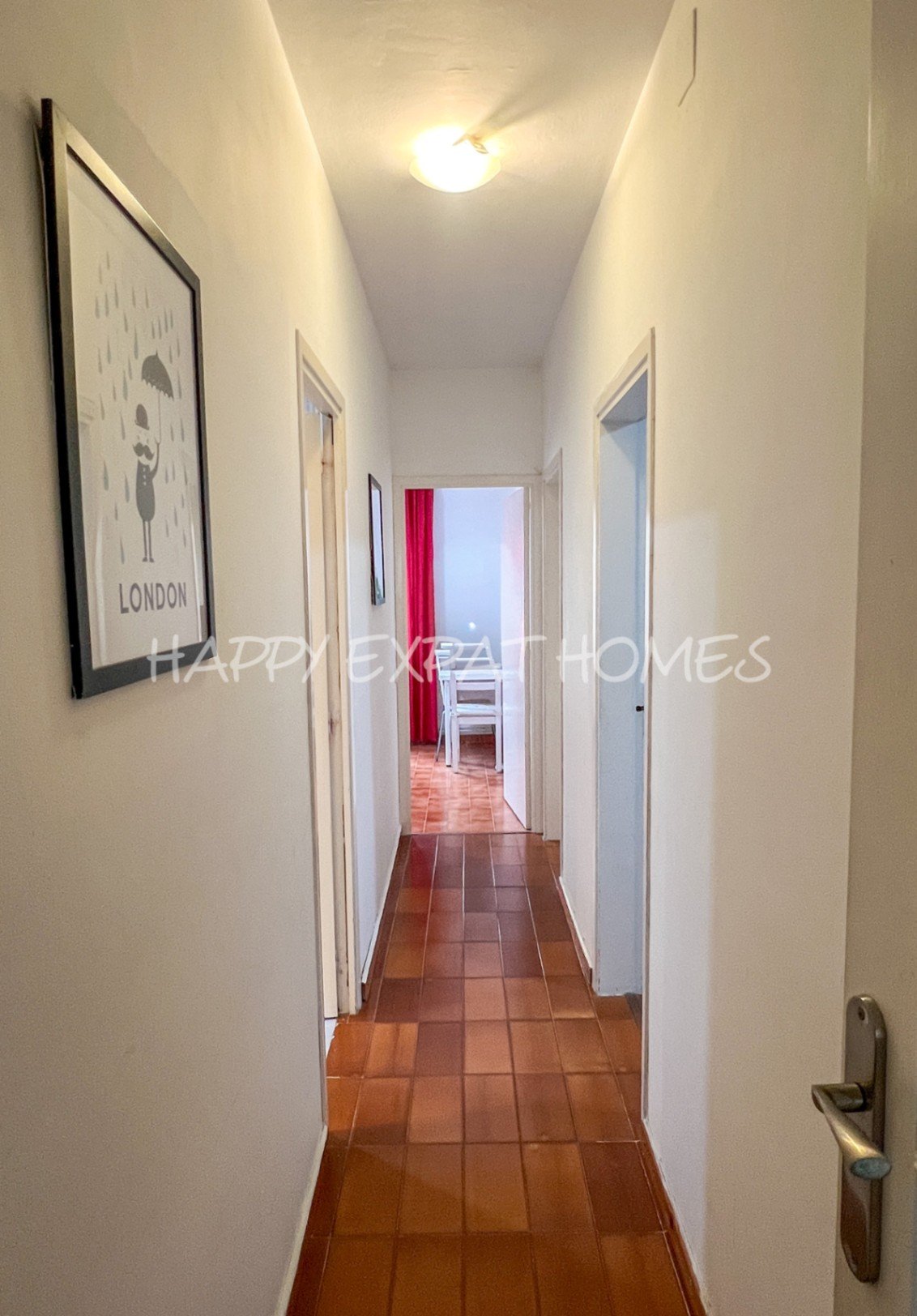 WOHNUNG IM ZENTRUM VON SITGES MIT TOURISTISCHER LIZENZ — Diese helle und geräumige Wohnung mit 105 m² liegt perfekt in einer der begehrtesten Gegenden