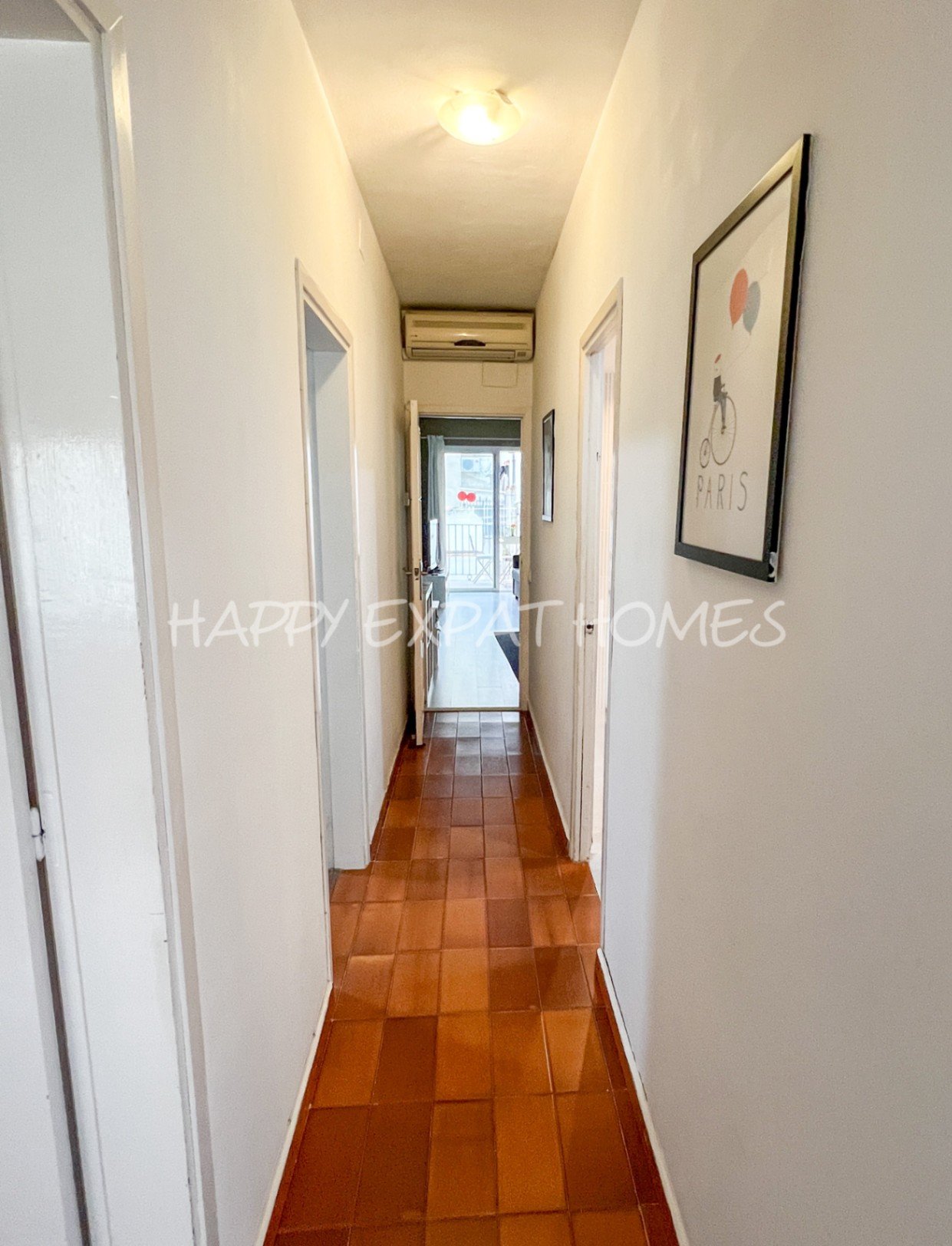 WOHNUNG IM ZENTRUM VON SITGES MIT TOURISTISCHER LIZENZ — Diese helle und geräumige Wohnung mit 105 m² liegt perfekt in einer der begehrtesten Gegenden