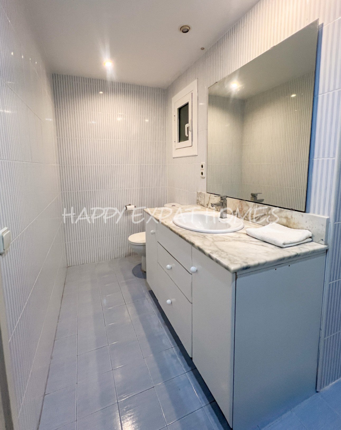 WOHNUNG IM ZENTRUM VON SITGES MIT TOURISTISCHER LIZENZ — Diese helle und geräumige Wohnung mit 105 m² liegt perfekt in einer der begehrtesten Gegenden