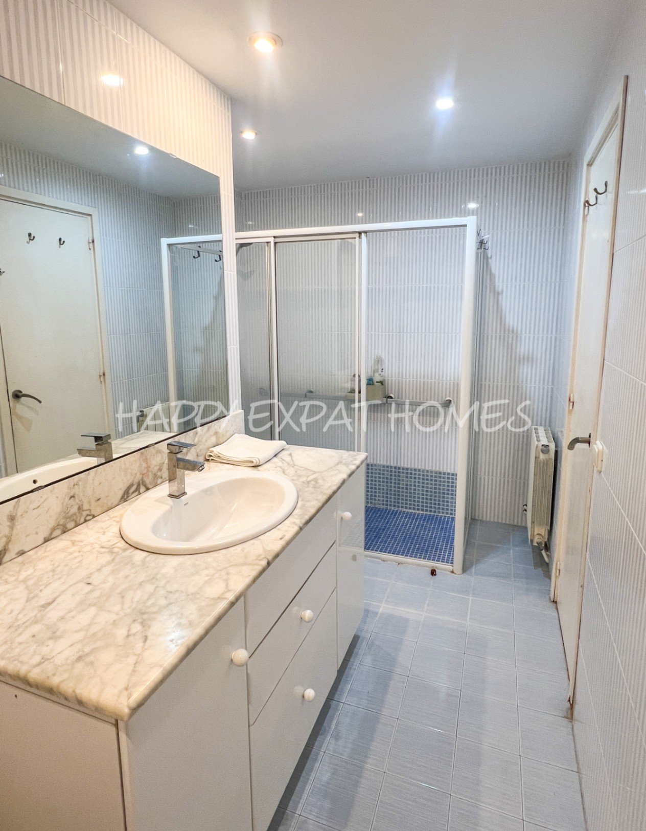 WOHNUNG IM ZENTRUM VON SITGES MIT TOURISTISCHER LIZENZ — Diese helle und geräumige Wohnung mit 105 m² liegt perfekt in einer der begehrtesten Gegenden