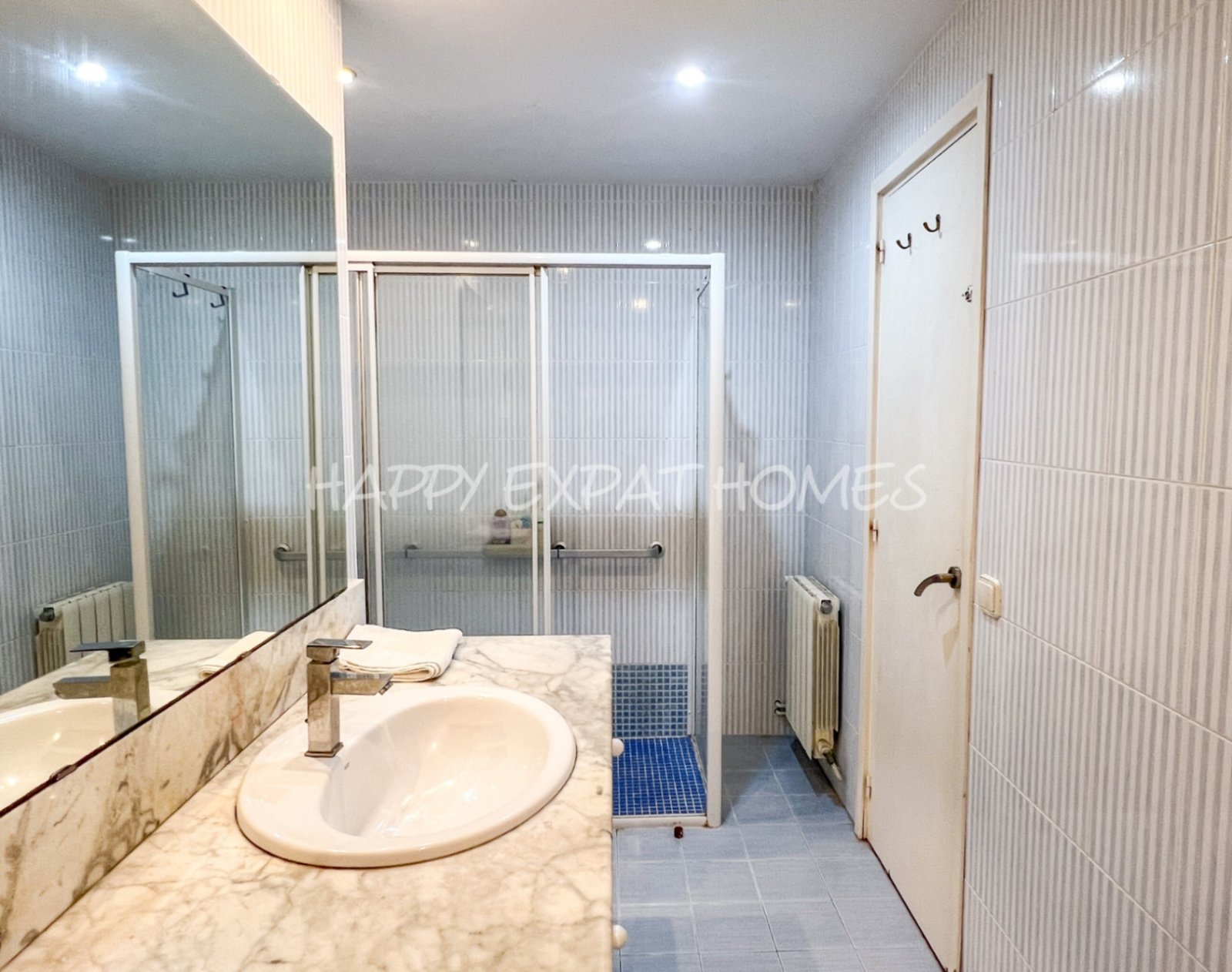 WOHNUNG IM ZENTRUM VON SITGES MIT TOURISTISCHER LIZENZ — Diese helle und geräumige Wohnung mit 105 m² liegt perfekt in einer der begehrtesten Gegenden