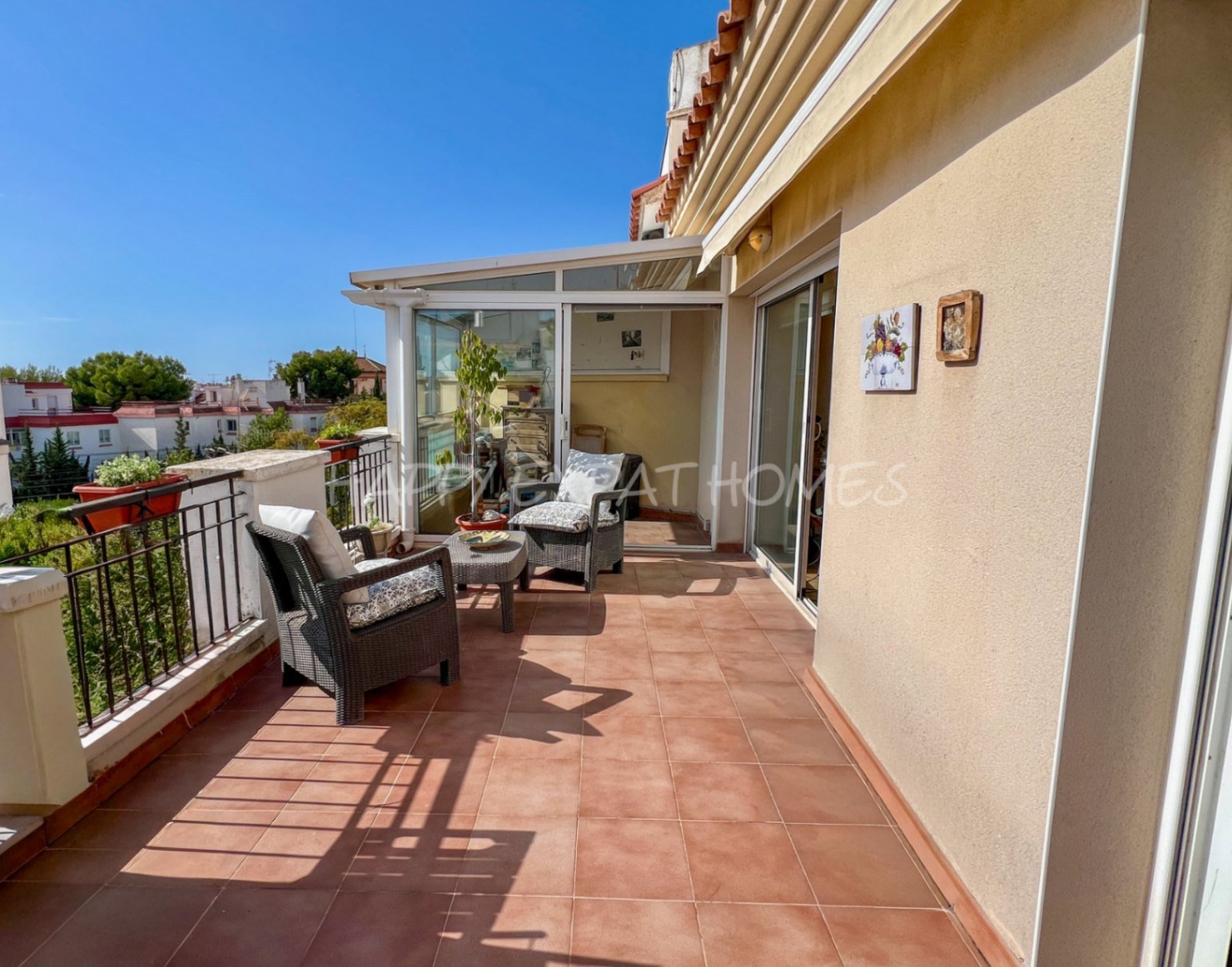 Helle 2-Zimmer-Wohnung mit großer Terrasse
Diese charmante und sonnige Wohnung befindet sich nur 2 Gehminuten vom Bahnhof und vom Stadtzentrum entfern