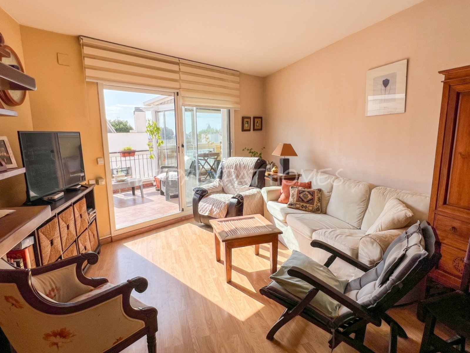 Helle 2-Zimmer-Wohnung mit großer Terrasse
Diese charmante und sonnige Wohnung befindet sich nur 2 Gehminuten vom Bahnhof und vom Stadtzentrum entfern