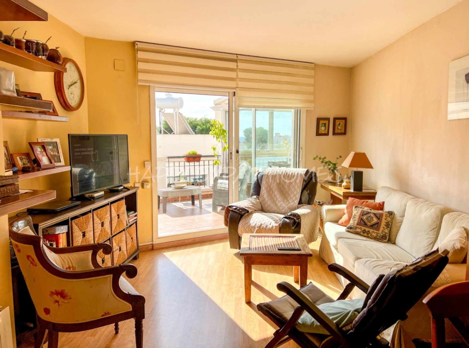 Helle 2-Zimmer-Wohnung mit großer Terrasse
Diese charmante und sonnige Wohnung befindet sich nur 2 Gehminuten vom Bahnhof und vom Stadtzentrum entfern