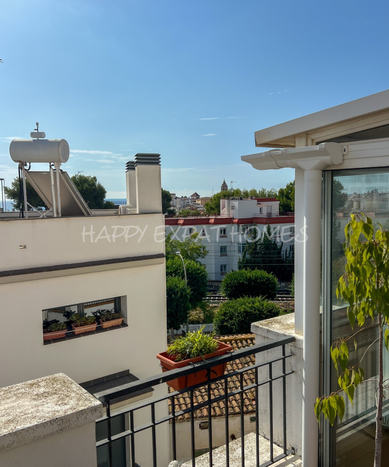 Helle 2-Zimmer-Wohnung mit großer Terrasse
Diese charmante und sonnige Wohnung befindet sich nur 2 Gehminuten vom Bahnhof und vom Stadtzentrum entfern