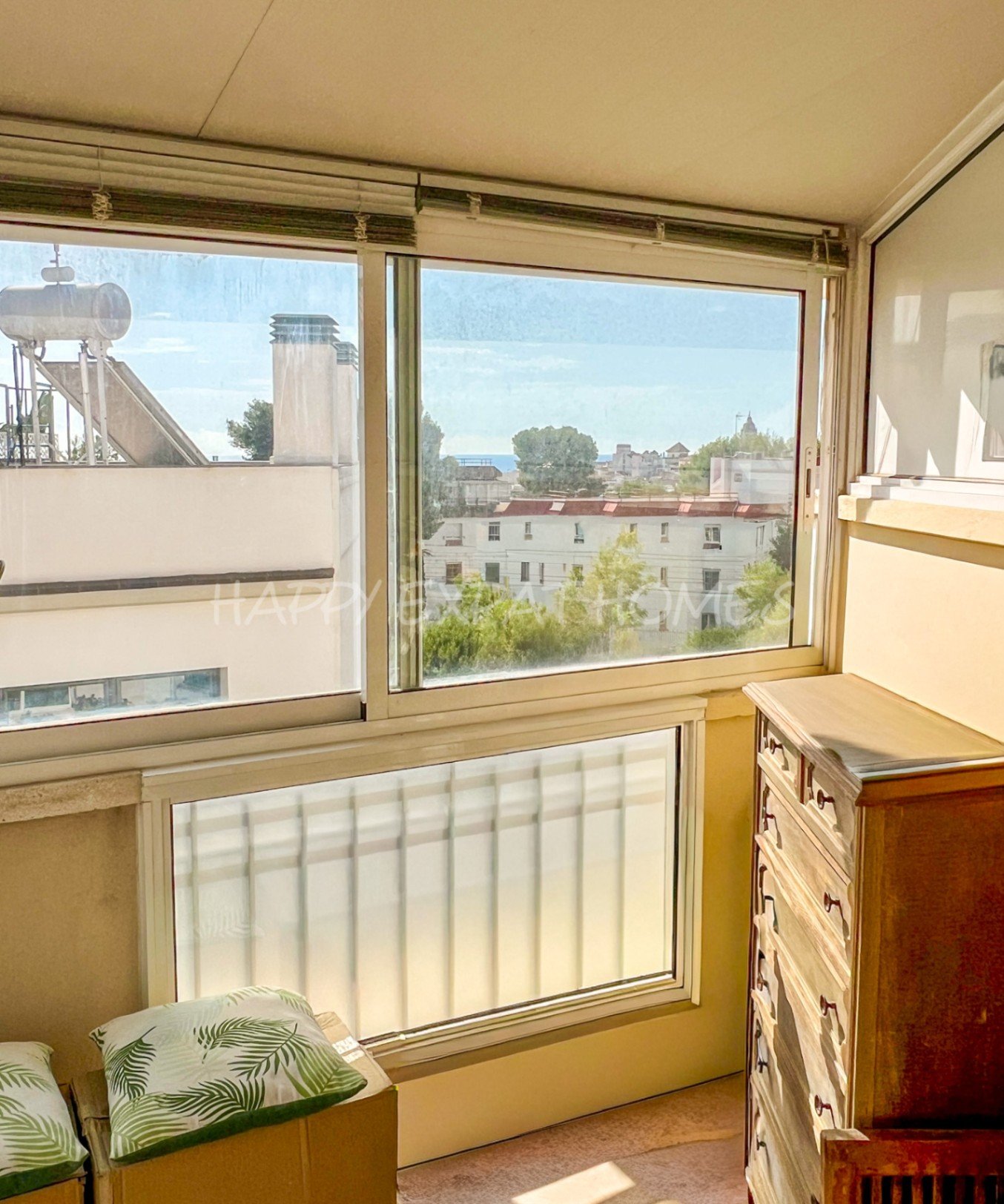 Helle 2-Zimmer-Wohnung mit großer Terrasse
Diese charmante und sonnige Wohnung befindet sich nur 2 Gehminuten vom Bahnhof und vom Stadtzentrum entfern