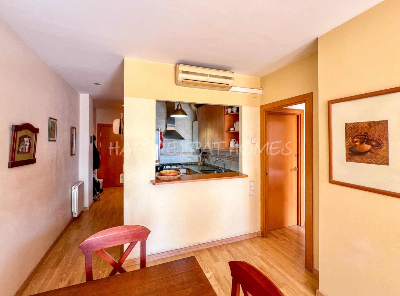 Helle 2-Zimmer-Wohnung mit großer Terrasse
Diese charmante und sonnige Wohnung befindet sich nur 2 Gehminuten vom Bahnhof und vom Stadtzentrum entfern