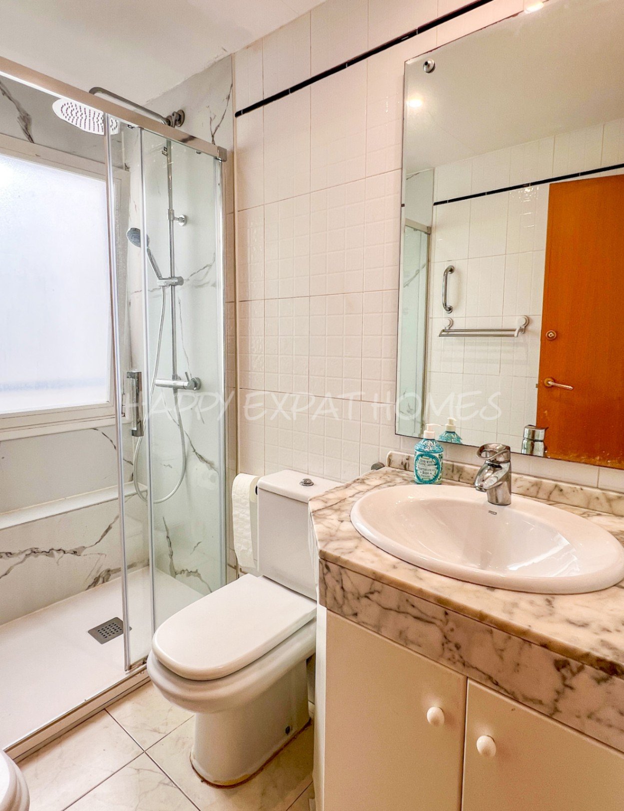 Helle 2-Zimmer-Wohnung mit großer Terrasse
Diese charmante und sonnige Wohnung befindet sich nur 2 Gehminuten vom Bahnhof und vom Stadtzentrum entfern