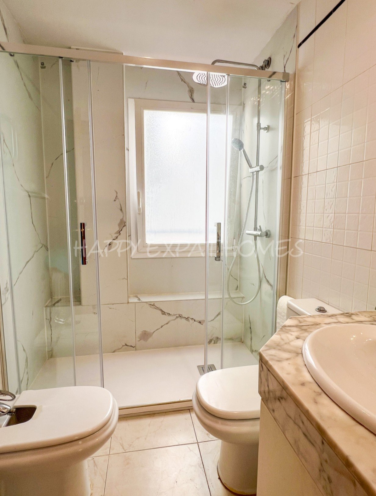 Helle 2-Zimmer-Wohnung mit großer Terrasse
Diese charmante und sonnige Wohnung befindet sich nur 2 Gehminuten vom Bahnhof und vom Stadtzentrum entfern