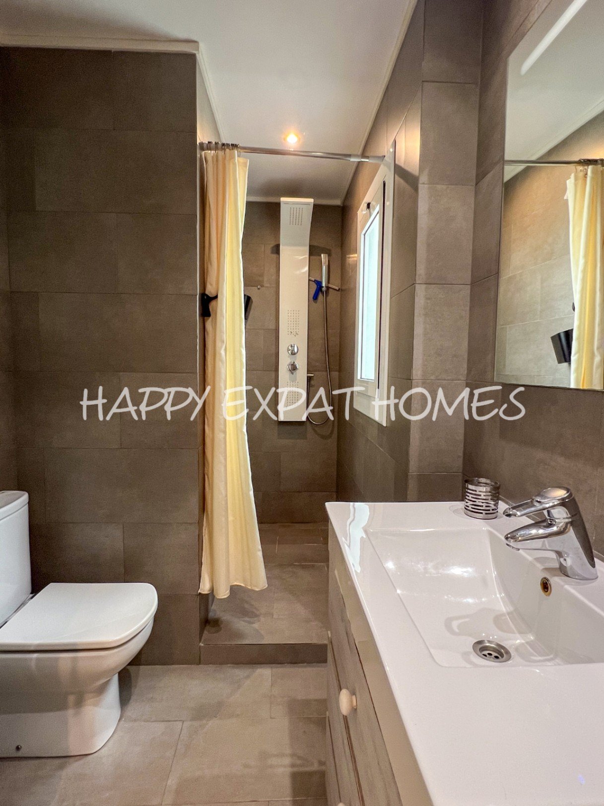 Diese Ein-Zimmer-Wohnung befindet sich an einem unschlagbaren Standort: die Straße Sant Muç ist berühmt dafür, eine exklusive Oase des Friedens in zwe