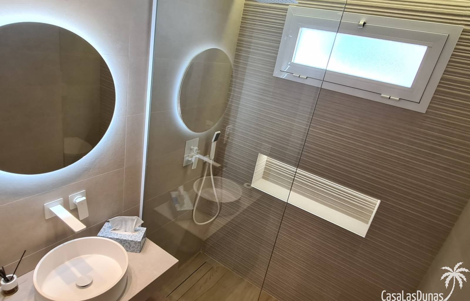 Diese prächtige private Wohnanlage, bestehend aus 114 Apartments mit 2 oder 3 Schlafzimmern (diese Seite gilt für die 3-Zimmer-Version), ist minimali