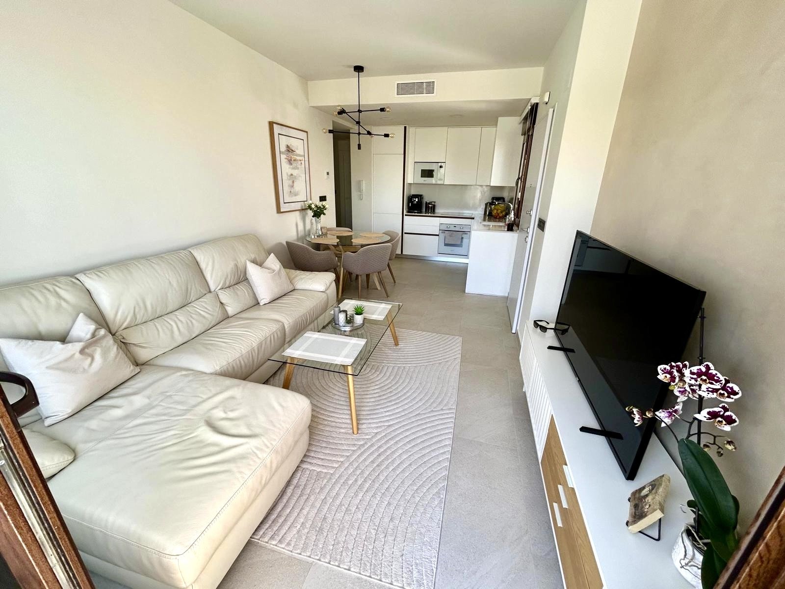 In der charmanten Stadt Torrevieja gelegen, bietet dieser exklusive Wohnkomplex eine Vielzahl von Typologien, die sich an unterschiedliche Lebensstil