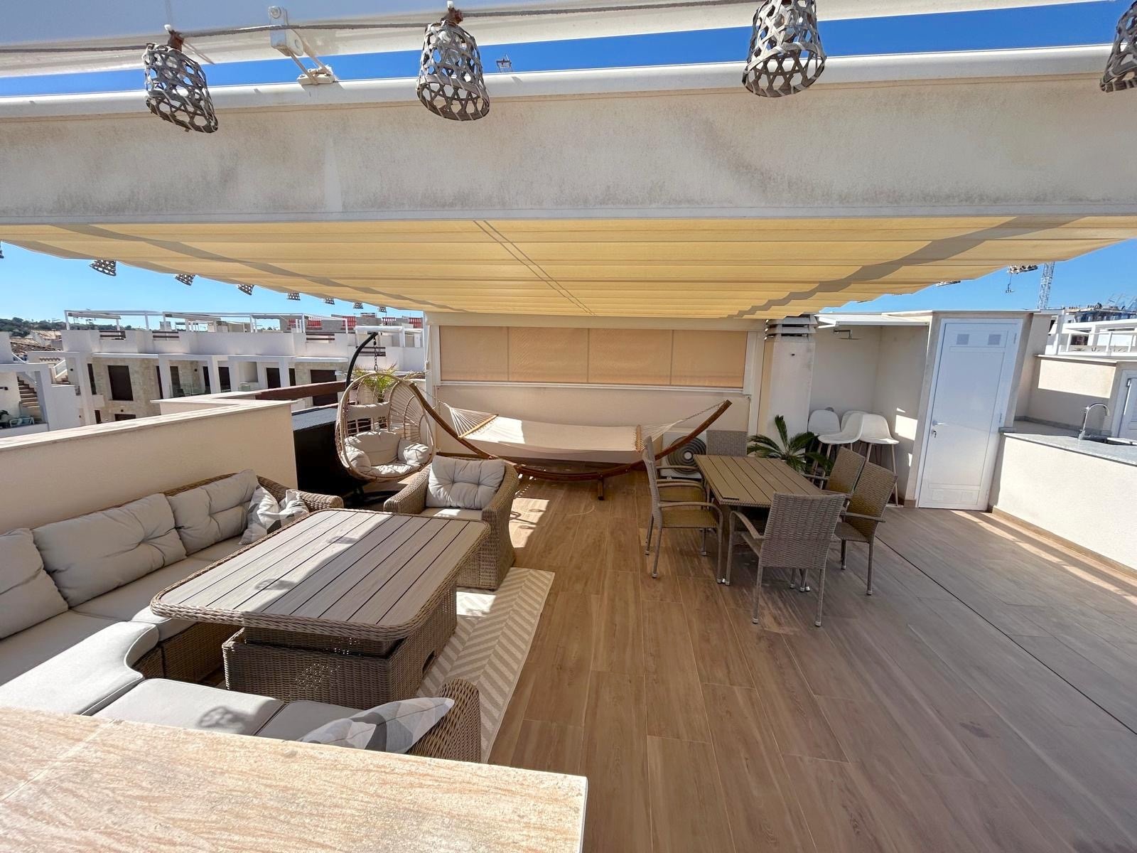 In der charmanten Stadt Torrevieja gelegen, bietet dieser exklusive Wohnkomplex eine Vielzahl von Typologien, die sich an unterschiedliche Lebensstil