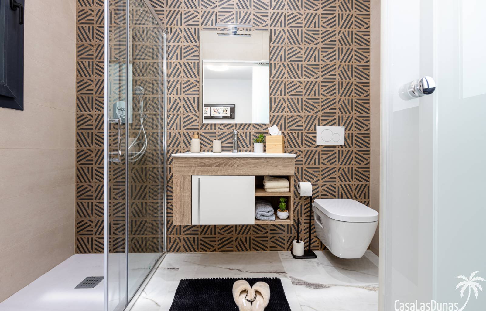 Diese neue Wohnanlage besteht aus 106 Wohnungen mit großen Terrassen. Komplett eingerichtete Apartments mit 2 Schlafzimmern und 2 Bädern und Penthäus