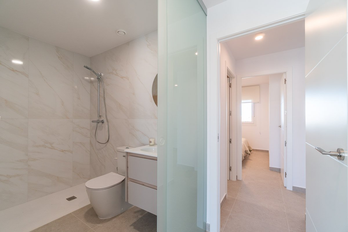 In der begehrten Gegend von Playa Flamenca gelegen, bietet diese Wohnanlage eine Auswahl von 43 Wohneinheiten, die darauf ausgelegt sind, die Bedürfn