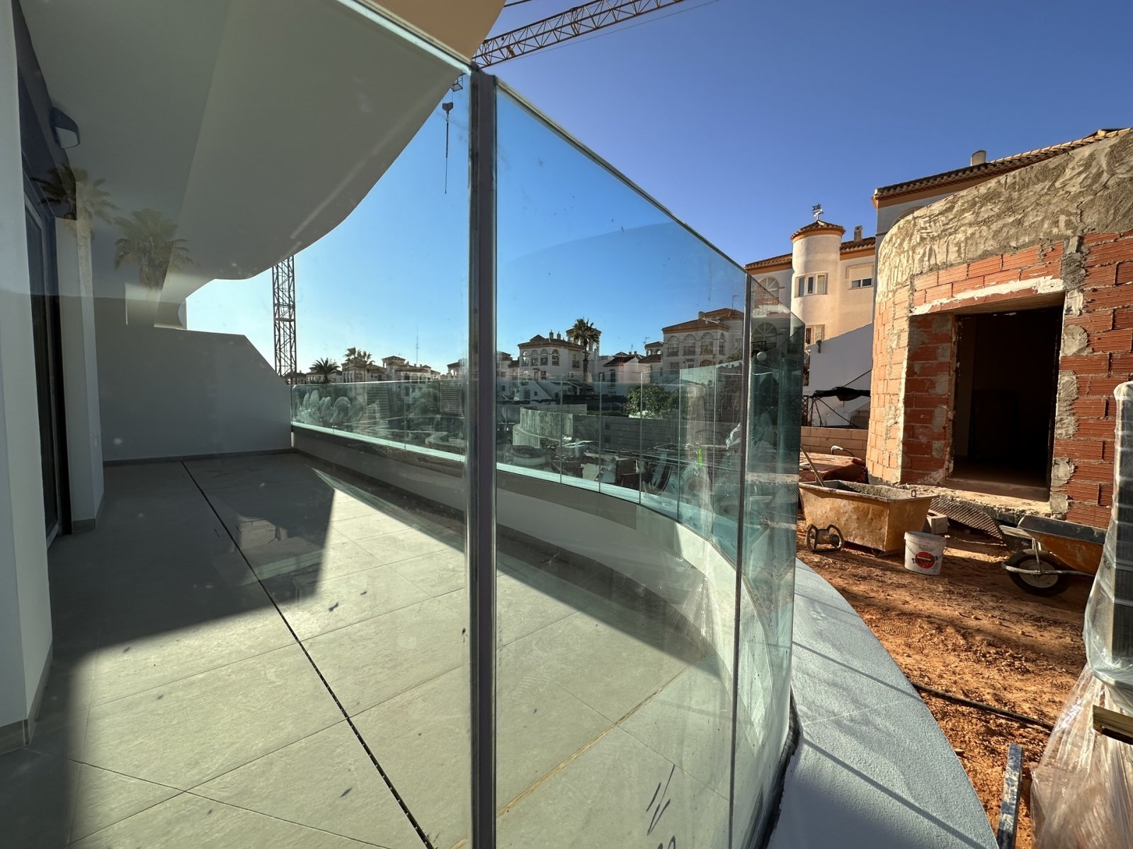 In der begehrten Gegend von Playa Flamenca gelegen, bietet diese Wohnanlage eine Auswahl von 43 Wohneinheiten, die darauf ausgelegt sind, die Bedürfn