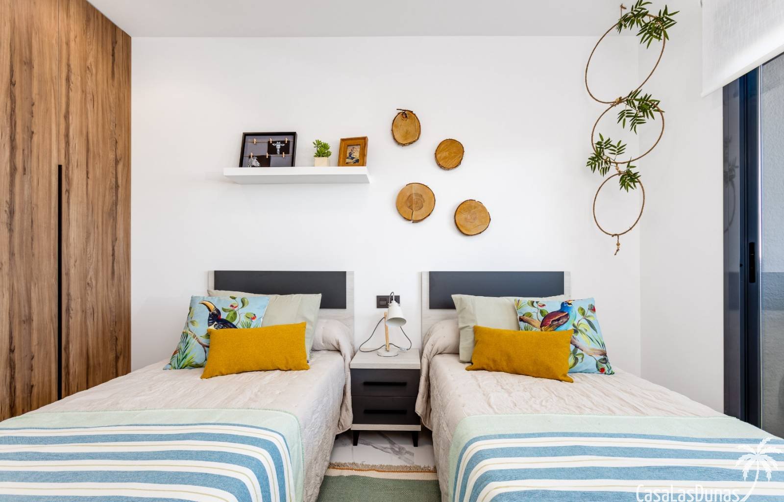 Oasis Beach XV ist ein Komplex von 130 Apartments, die die Wahl zwischen zwei oder drei Schlafzimmern und zwei Badezimmern haben, die um eine große G