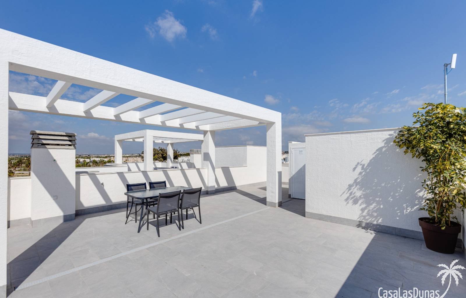 Oasis Beach XV ist ein Komplex von 130 Apartments, die die Wahl zwischen zwei oder drei Schlafzimmern und zwei Badezimmern haben, die um eine große G